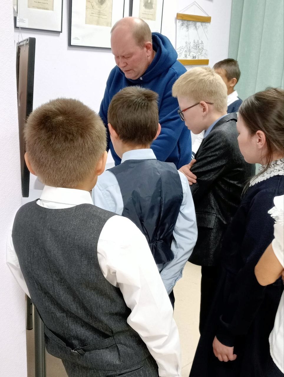 Первые посетители выставки "Легендарное путешествие "Ермака""!